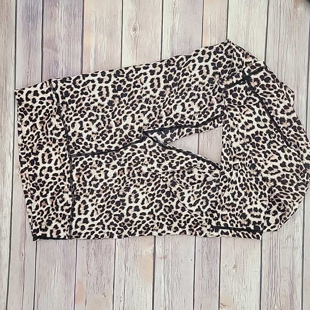 Zyia Scrunchy What Leopard Leggings